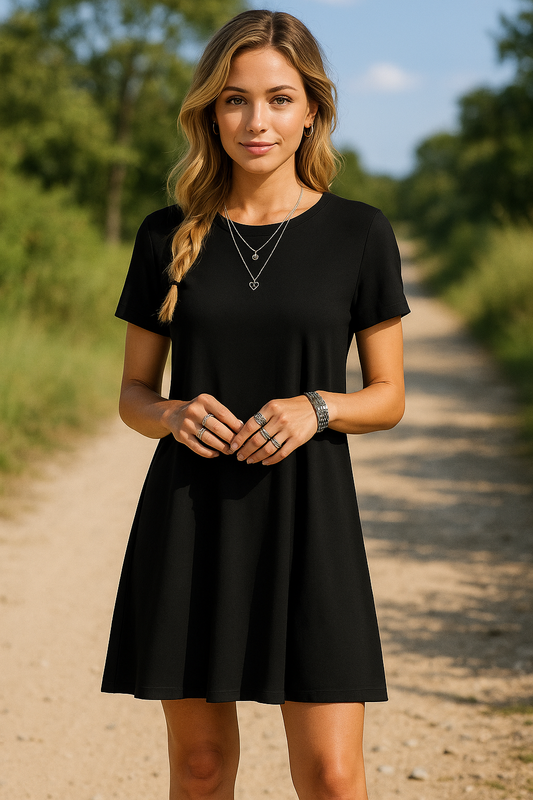 Kurzes Kleid mit Rundhalsausschnitt und kurzen Ärmeln